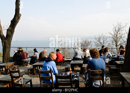 ISTANBUL, Turquie / Türkiye — les touristes apprécient le thé turc dans un café en plein air dans le parc Gulhane surplombant le Bosphore et situé à côté du palais de Topkapi Banque D'Images