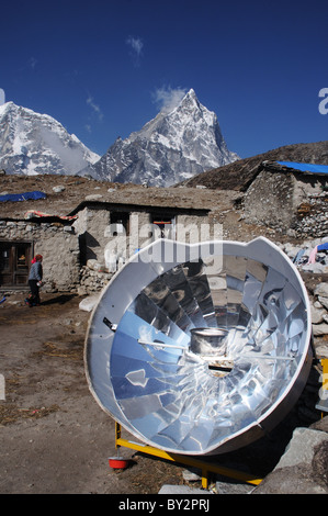Un chauffe-eau solaire parabolique utilisé pour faire bouillir de l'eau dans l'himalaya au Népal comme une alternative à la combustion du bois Banque D'Images