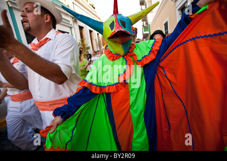 Un reveler costumés pendant le Festival de San Sebastian à San Juan, Porto Rico. Banque D'Images