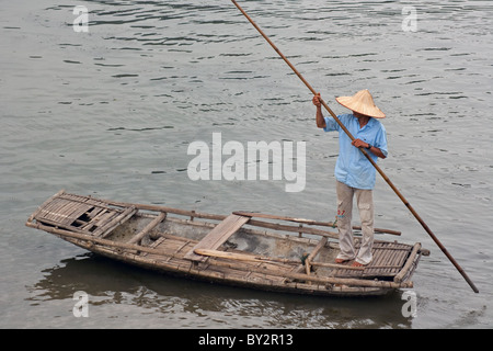 La barque vietnamiens locaux backwaters à Ninh Binh, Vietnam du Nord. Banque D'Images