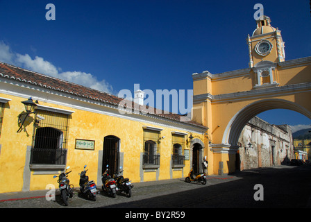 Arc de Santa Catalina et tour de l'horloge et la rue à Antigua, Guatemala, Amérique Centrale Banque D'Images