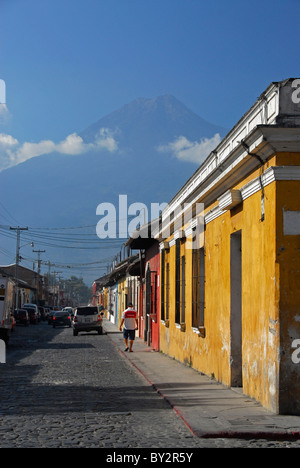 Rue avec avec Volcan de Agua, à Antigua, Guatemala, Amérique Centrale Banque D'Images