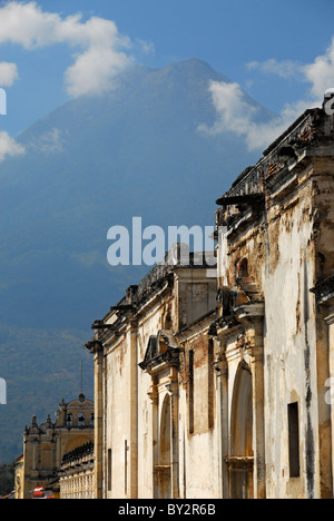 La façade de l'immeuble ancien avec Volcan de Agua en arrière-plan Antigua, Guatemala, Amérique Centrale Banque D'Images