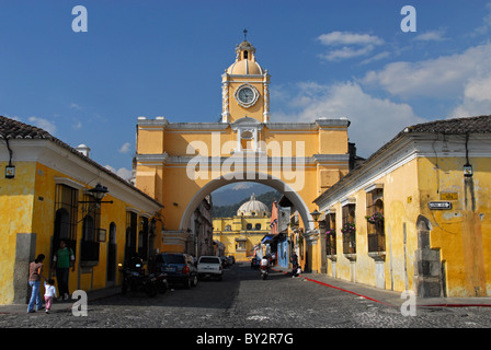 Arc de Santa Catalina et tour de l'horloge avec Nuestra Señora de La Merced Church Antigua, Guatemala Banque D'Images