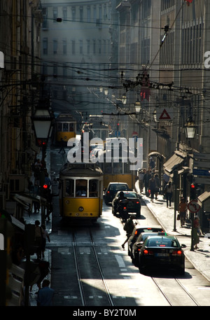 Les trams numéro 28, Rua da Conceição, Lisbonne, Portugal Banque D'Images