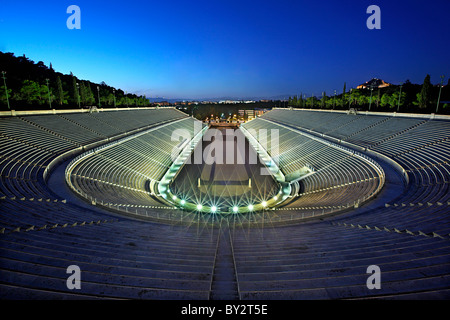 Le (ou 'Panathénien') stade Panathinaiko, aussi connu sous le nom de "route", de la Kallimarmaro 'Blue' heure. Athènes, Grèce Banque D'Images