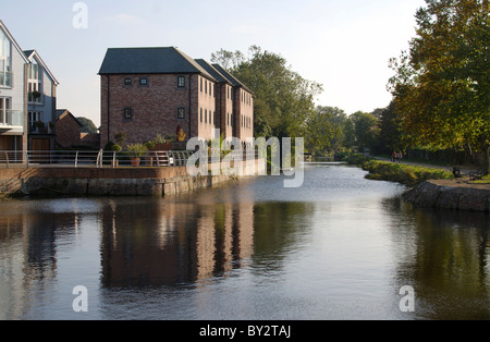 Le bassin du canal à Chichester. West Sussex. L'Angleterre. Avec l'ancien entrepôt bâtiments appartements. Banque D'Images