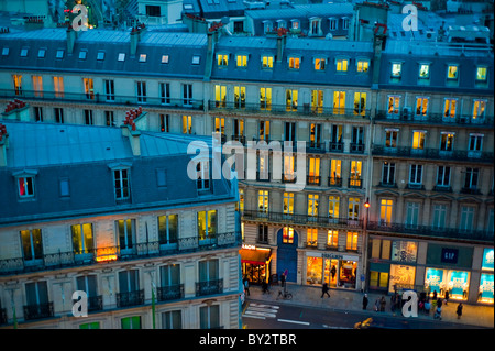 Paris, France, vieux bureaux et immeubles résidentiels, extérieur, crépuscule, boulevard Haussmann france lumières, fenêtres nuit, architecture Banque D'Images