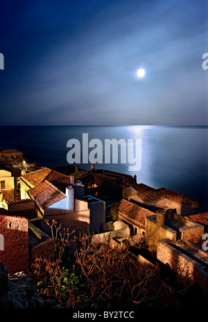 'La cité médiévale de Monemvasia (castletown' ou 'Malvasia'), dans la préfecture de Laconie, Péloponnèse, Grèce, de nuit, sous la pleine lune. Banque D'Images