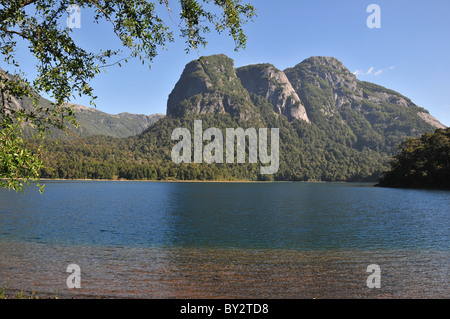 Vue du lac bleu Brazo Blest, gravier et d'arbres submergés, vers la forêt, les pics de granit Valdivian Puerto Blest, Andes, Argentine Banque D'Images