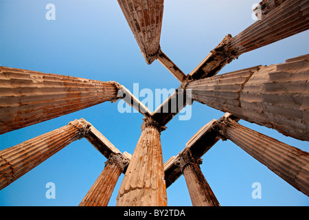 Les colonnes du temple de Zeus Olympien, photographié vers le haut contre le ciel bleu. Athènes, Grèce Banque D'Images