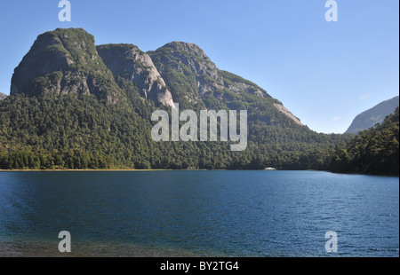 Ciel bleu sur le lac de Brazo Blest, à l'égard des arbres verts et des pics de granit, de Puerto Blest, Andes, Argentine Banque D'Images