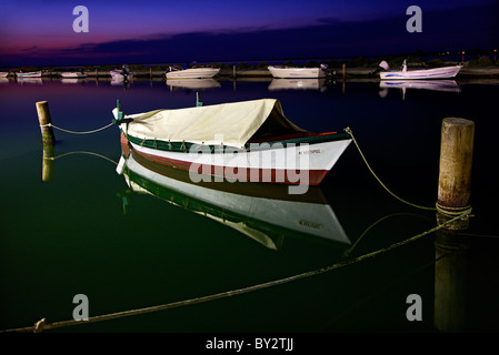 La Grèce, Leucade (ou 'l'île de Lefkas'). Petit ''canal' ou 'MARINA' pour les bateaux de pêche dans la capitale de l'île Banque D'Images