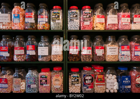 Rangées de pots sucrés traditionnels sur des étagères Banque D'Images