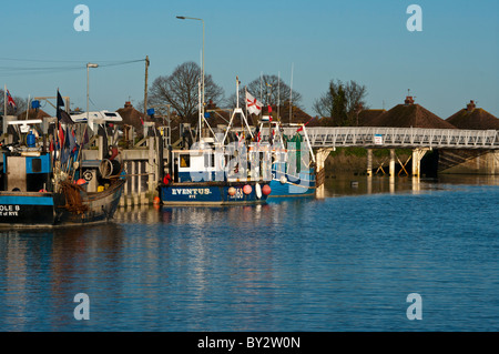 Les bateaux de pêche amarrés sur la rivière Rother Rye East Sussex England Banque D'Images