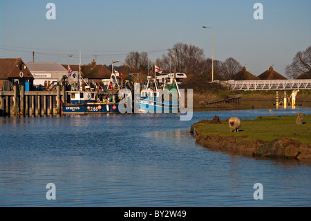 Les bateaux de pêche amarrés sur la rivière Rother Rye East Sussex England Banque D'Images