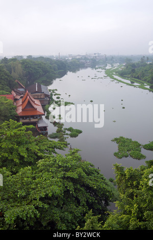 Vue de la rivière et Ta Chine bâtiments riverside à l'aube, avec encore de l'eau et de nombreuses jacinthes d'eau, flottant dans Nakhon Pathom Banque D'Images