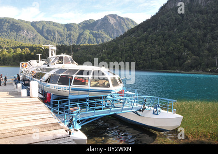 Route des lacs andins catamaran touristique amarré à la jetée dans les eaux bleues de Brazo Blest, Puerto Blest, Andes, Argentine Banque D'Images