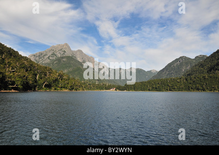 Vue sur le lac, vers les pics de granit et d'arbres verts, de l'hôtel Puerto Blest, de l'autre côté de Brazo Blest, Andes, Argentine Banque D'Images