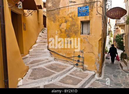 Maisons anciennes et étroites en allyways les petites rues de la vieille ville de La Canée, Crète, Grèce Banque D'Images