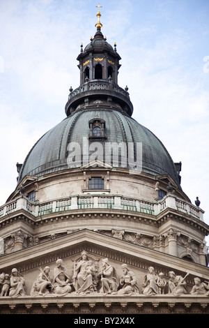 Tôt le matin, vue sur le bâtiment du Parlement et le Pont des Chaînes sur le Danube, Budapest Banque D'Images