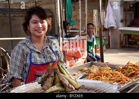 Un décrochage avec riz gluant enveloppé dans des feuilles de bananier étant à Mahachai grillés (Samut Sakhon Samut Songkhram en marché) Banque D'Images