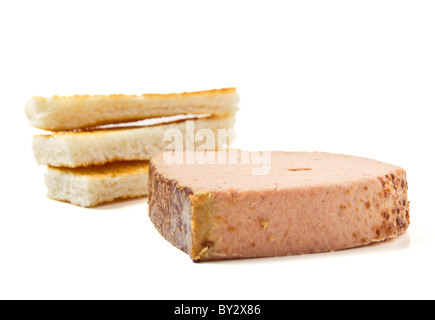 Pate de foie gras au pain doré isolé sur blanc. Banque D'Images