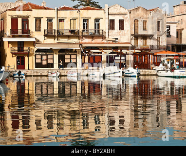Tôt le matin dans le vieux port à Rethymnon sur l'île de Crète avec ses bâtiments colorés et Ottoman Vénitien. Banque D'Images