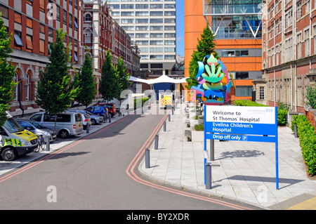 Panneau de bienvenue avec la sculpture au-delà à l'entrée des ambulances & drop off à Evelina Hôpital pour enfants de l'Hôpital St Thomas de Londres Angleterre Royaume-uni Lambeth Banque D'Images