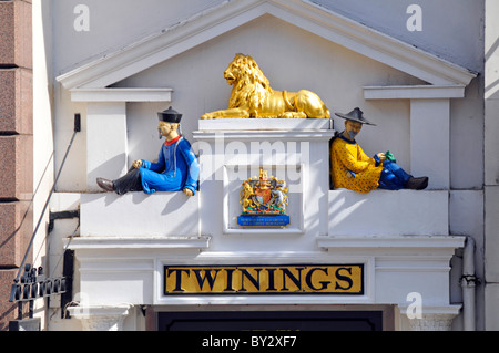 Close up coloré de signer et Royal comme au-dessus de l'ancien magasin de thé Twinings (marque appartenant à Associated British Foods) Strand London England UK Banque D'Images