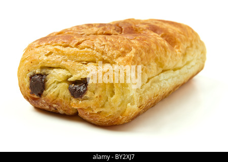 Pains au chocolat la pâtisserie française à partir de la perspective faible isolé sur blanc. Banque D'Images