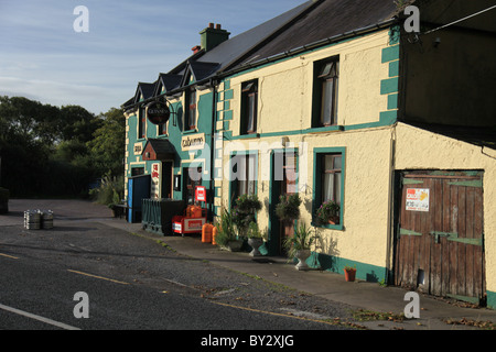 L'Irlande, côte sud-ouest, la péninsule de Dingle, comté de Kerry, la croisée des chemins store et pub sauvage façon atlntic. Banque D'Images