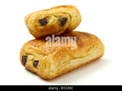 Pains au chocolat la pâtisserie française à partir de la perspective faible isolé sur blanc. Banque D'Images