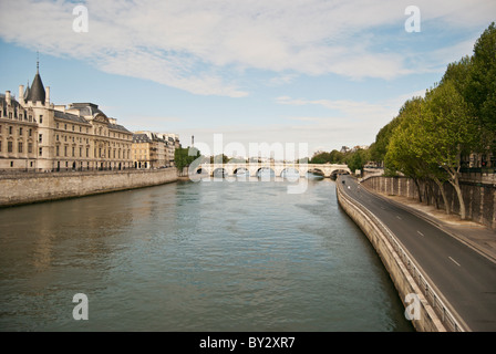 Vue sur le palais de la Cour de cassation et pont neuf, Paris, France Banque D'Images
