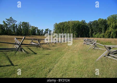 La vue le long d'une ligne de clôtures sur la défensive des gaines Mill Battlefield, Watt House, Richmond, Virginie. Banque D'Images