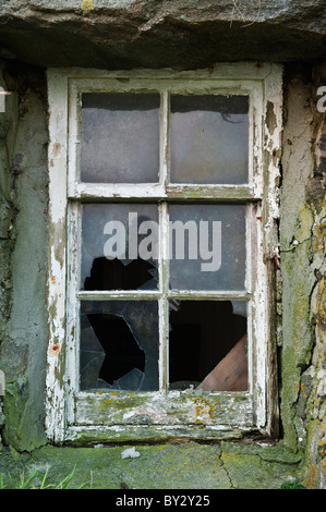 Protections extérieures fenêtre cassée de Croft House, Berneray, Hébrides extérieures, en Écosse Banque D'Images