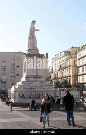 Statue de Dante graffiti lourdement sur la Piazza Dante, l'emplacement de l'arrêt de métro, Naples, Italie Banque D'Images