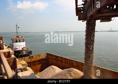 Convoyeur de chargement des barges d'agrégats exporter au Royaume-Uni. Kent Banque D'Images