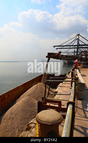 Convoyeur de chargement des barges d'agrégats exporter au Royaume-Uni. Kent Banque D'Images