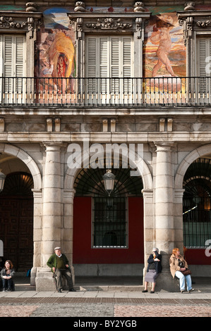 Prendre le soleil sur les marches de la Casa de la Panaderia sur la Plaza Mayor, le centre de Madrid en Espagne. Banque D'Images