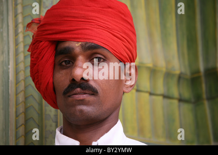 Portrait d'un Indien la garde à la porte du printemps dans Pitwam Niwas Chowk, City Palace, Jaipur, Rajasthan, Inde Banque D'Images