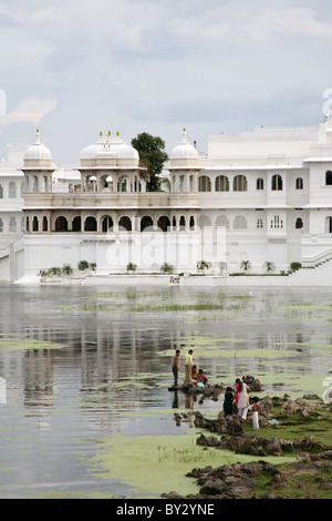 Voir d'Hanuman Ghat au Lake Palace sur le lac Pichola, Udaipur, Rajasthan Banque D'Images