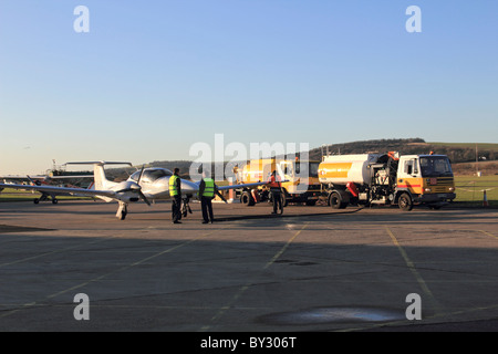 Ravitaillement en vol des avions légers à l'aéroport de Shoreham (Brighton City), Shoreham-by-Sea, West Sussex, Angleterre, Royaume-Uni. Banque D'Images