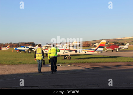 Quelques pilotes à leur petit avion à l'aéroport de Shoreham (Brighton City), Shoreham-by-Sea, West Sussex, Angleterre, Royaume-Uni. Banque D'Images