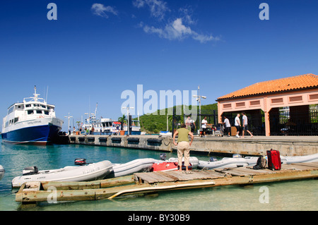 CRUZ BAY, John, Îles Vierges américaines — un ferry inter-îles accoste au port principal de Cruz Bay, à John, Îles Vierges américaines. Cruz Bay sert de point d'accès principal pour le produit John, avec des ferries partant vers diverses destinations aux États-Unis et dans les îles Vierges britanniques. Le port est une plaque tournante animée pour le transport insulaire et le tourisme. Banque D'Images