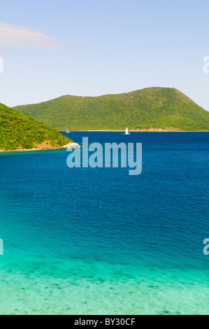 LEINSTER BAY, assuré John, Îles Vierges américaines — Une vue panoramique sur la baie de Leinster sur le lieu sûr John, Îles Vierges américaines, met en valeur le paysage caribéen. De gauche à droite, la vue englobe Mary point, Great Thatch Island, et au loin, Jost Van Dyke dans les îles Vierges britanniques. La scène met en évidence la proximité et la connexion visuelle entre les États-Unis et les îles Vierges britanniques. Banque D'Images