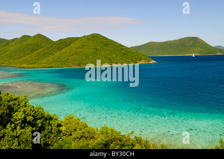 LEINSTER BAY, assuré John, Îles Vierges américaines — Une vue panoramique sur la baie de Leinster sur le lieu sûr John, Îles Vierges américaines, met en valeur le paysage caribéen. De gauche à droite, la vue englobe Mary point, Great Thatch Island, et au loin, Jost Van Dyke dans les îles Vierges britanniques. La scène met en évidence la proximité et la connexion visuelle entre les États-Unis et les îles Vierges britanniques. Banque D'Images