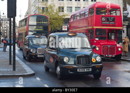 Un Routemaster bus double étage fonctionne sur le patrimoine la route 15 dans le trafic en face de la gare de Charing Cross à Londres, Angleterre, Royaume-Uni. Banque D'Images