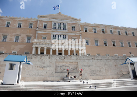 L'évolution des gardiens d'une cérémonie à Athènes en Grèce. Banque D'Images