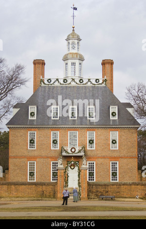 Interprète et touristiques à admirer les décorations de Noël au palais du gouverneur dans la ville historique de Colonial Williamsburg, VA. Banque D'Images